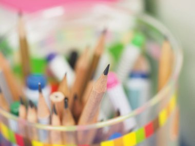 plastik kutu da birçok kalem Keskinleştirme