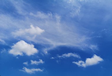Stratocumulus beyaz bulutlar mavi gökyüzü doğal arka plan güzel doğa alanı yazmak için