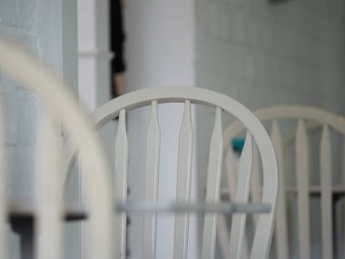 Seçici odak closeup sandalye geri beyaz ızgara ahşap malzeme arka plan yaptı