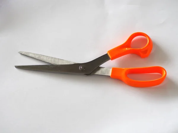 不锈钢刀柄是用橙色塑料制成的 — 图库照片