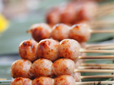 Kapalı yiyecek suni sosis kaplama sosis kıymadan ızgaraya doğranmış domuz eti sicimi. 