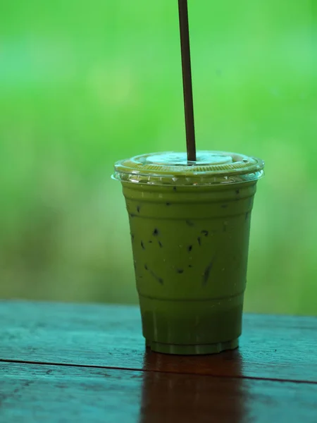 Matcha Green Çayı Plastik Bardaklara Süt Buzu Koydu Doğanın Bulanık — Stok fotoğraf