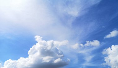 Stratocumulus beyaz bulutlar mavi gökyüzü doğal arka plan güzel doğa alanı yazmak için 
