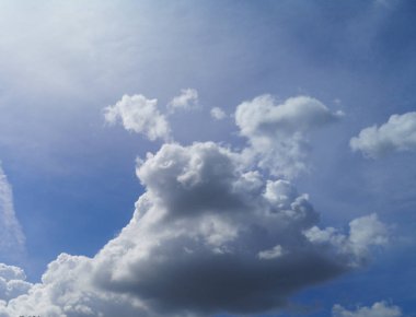 Stratocumulus beyaz bulutlar mavi gökyüzü doğal arka plan güzel doğa alanı yazmak için 