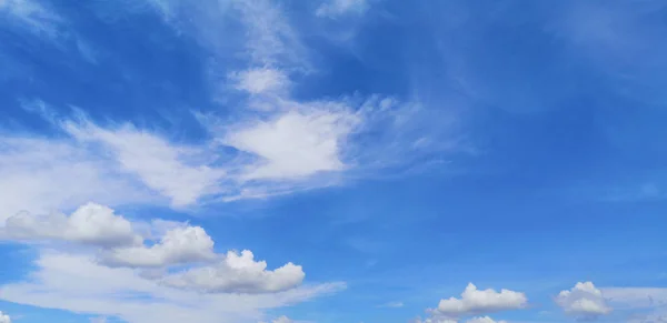 青空の自然の背景に書き込みのための美しい自然空間のストラトキュムルス白い雲 — ストック写真