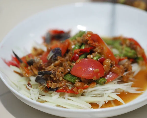 Tayland Yemeği Tarzı Sebze Yeşil Papaya Salatası Tuzlanmış Siyah Yengeç — Stok fotoğraf