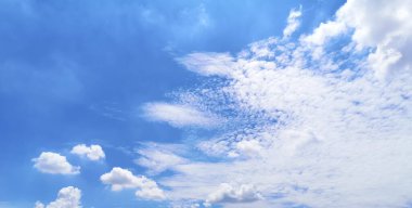 Mavi gökyüzünde beyaz bulutlar doğal arka plan güzel doğa