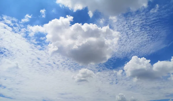 青空の白い雲自然背景美しい自然 — ストック写真