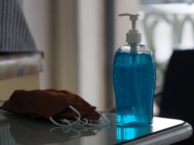 Kadın dikiş makinesi kullanıyor. Kumaş maskesi dikmek için. Toz başbakan 2.5, koronavirüs salgını, virüs covid-19 ev yapımı. 