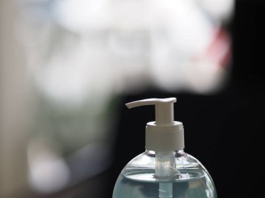 El dezenfektanı, jelatinle saf plastik şişeyi karıştırıp pompalamak mikropların bulaşıcı Corona virüsünü korumasını engellemek için kirli çamaşır yıkamak.