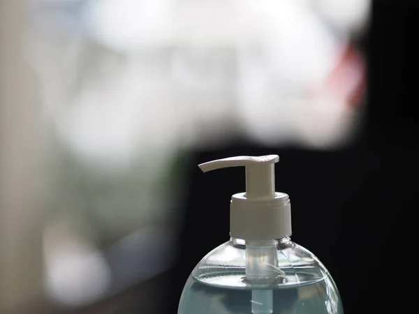 手部清洁剂 凝胶酒精混合物与明胶在透明的塑料瓶中 泵推洗干净污垢 防止细菌感染 保护感染科罗纳病毒 Covid — 图库照片