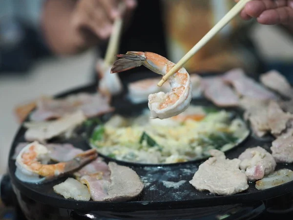 豚やエビなどの肉を使ったタイ料理のビュッフェが 真鍮製のバーベキューパンで焼き上げられます — ストック写真