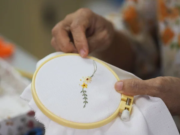 手感纤细的妇女刺绣手工艺术与简单的纤细 — 图库照片
