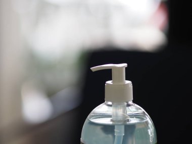 El dezenfektanı, jelatinle saf plastik şişeyi karıştırıp pompalamak mikropların bulaşıcı Corona virüsünü korumasını engellemek için kirli çamaşır yıkamak.
