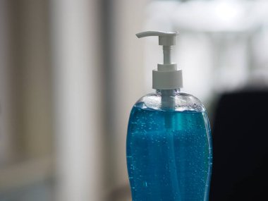 El dezenfektanı, jelatinle saf plastik şişeyi karıştırıp pompalamak mikropların bulaşıcı Corona virüsünü korumasını engellemek için kirli çamaşır yıkamak.