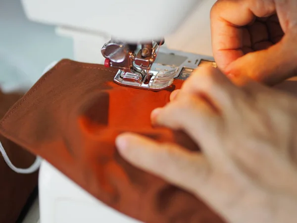 Mulher Usar Máquina Costura Para Costurar Rosto Máscara Médica Proteção — Fotografia de Stock