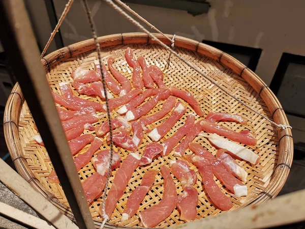 타작마당 대나무짜기 위에서 것으로 돼지고기를 햇볕에 현무암 — 스톡 사진