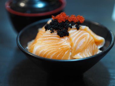 Japon usulü Sake Somon Pilavı Chirashi. Üstüne de siyah kasede uçan balık yumurtası.