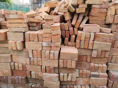 Kırmızı tuğla yığılmış tuğlalar kaba yüzey dokusu malzemesi inşaatı