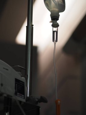 Serum fizyolojik solüsyonu hazırlayın. Sıvı, pediatrik hasta elini hastanede doldurdu.