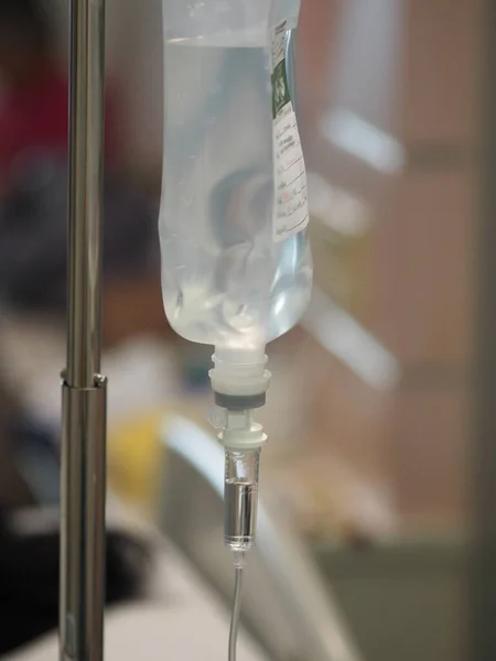 Serum Fizyolojik Solüsyonu Hazırlayın Sıvı Pediatrik Hasta Elini Hastanede Doldurdu — Stok fotoğraf