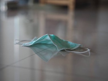 Zemindeki tek kullanımlık yüz maskesi toz ve mikropları korumak için kullanılıyor. Öğleden sonra 2.5, koronavirüs covid-19.