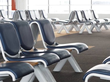 Koltuk sırası havaalanında uçağa binmek için bekliyor.