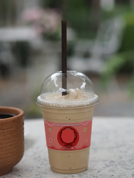 Cappuccino Smoothie Ett Klart Plastglas Marmorbord Kaffe Kall Dryck — Stockfoto