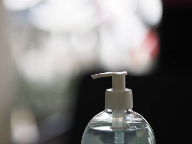 El dezenfektanı, jelatinle saf plastik şişeyi karıştırıp pompalamak mikropların bulaşıcı Corona virüsünü korumasını engellemek için kirli çamaşır yıkamak.