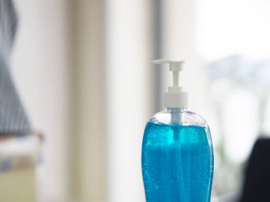 El dezenfektanı, jelatinle saf plastik şişeyi karıştırıp pompalamak mikropların bulaşıcı Corona virüsünü korumasını engellemek için kirli çamaşır yıkamak.