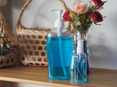 El dezenfektanı, jelatinle saf plastik şişeyi karıştırıp pompalayarak mikropların bulaşıcı Corona virüsünü, ahşap rafta Covid-19 'u korumasını önlemek için kirli çamaşır yıkamak.