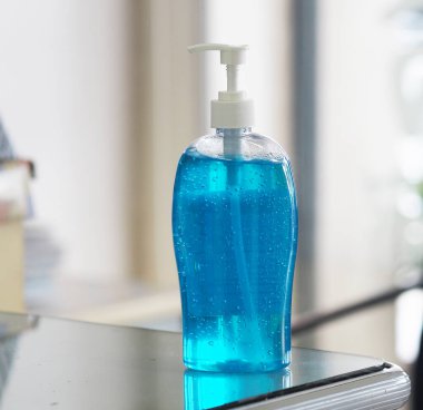 El dezenfektanı, jelatinle saf plastik şişeyi karıştırıp pompalamak mikropların bulaşıcı Corona virüsünü korumasını engellemek için kirli çamaşır yıkamak.