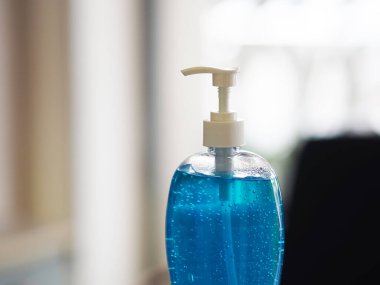 El dezenfektanı, jelatinle saf plastik şişeyi karıştırıp pompalamak mikropların bulaşıcı Corona virüsünü korumasını engellemek için kirli çamaşır yıkamak.