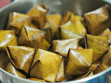 Doldurulmuş Hamur Piramidi Tatlısı, doldurulmuş Hamur Piramidi Piramidi Yılbaşı Pastası Çin Yeni Yıl Pastası Glutinous Rice unu ve Şekerden yapılan Muz bırak küçük sepeti ve pişirilmiş