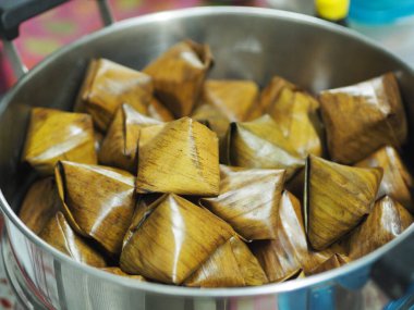 Doldurulmuş Hamur Piramidi Tatlısı, doldurulmuş Hamur Piramidi Piramidi Yılbaşı Pastası Çin Yeni Yıl Pastası Glutinous Rice unu ve Şekerden yapılan Muz bırak küçük sepeti ve pişirilmiş