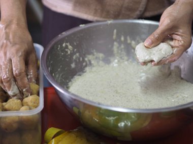Doldurulmuş Hamur Piramidi, Doldurulmuş Hamur Piramidi, Yılbaşı Pastası, Çin Yeni Yıl Pastası, Glutinous Rice unu ve şekerden yapılan tatlı.