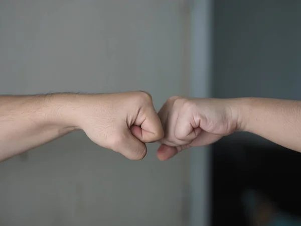 Twee Vrouwen Alternatieve Handdrukken Fist Collision Bump Begroeting Situatie Van — Stockfoto