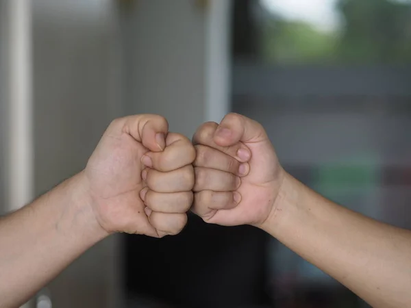 Dwie Kobiety Alternatywne Uściski Dłoni Pięść Zderzenia Bump Powitanie Sytuacji — Zdjęcie stockowe