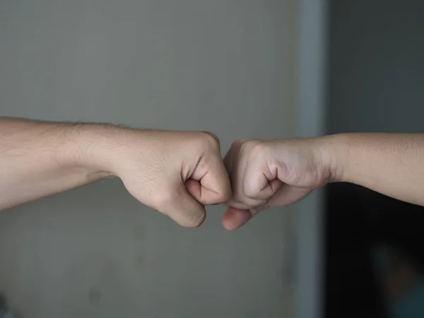 Kaksi Naista Vaihtoehtoiset Kädenpuristukset Nyrkki Törmäys Bump Tervehdys Tilanteessa Epidemian — kuvapankkivalokuva
