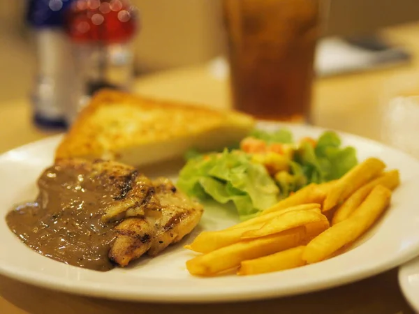 Ayam Pepper Hitam Dengan Salad Sayuran Toast Dan Kentang Goreng — Stok Foto