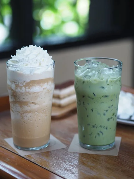饮用饮品 冰镇绿茶及咖啡卡布奇诺冰沙咖啡 并配上玻璃杯 放在木制桌子上 — 图库照片