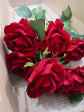 Kırmızı gül aranjmanı Güzel buket el yapımı yapay arka plan sembolü Sevgililer Günü