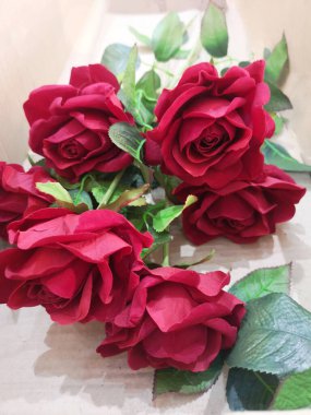 Kırmızı gül aranjmanı Güzel buket el yapımı yapay arka plan sembolü Sevgililer Günü