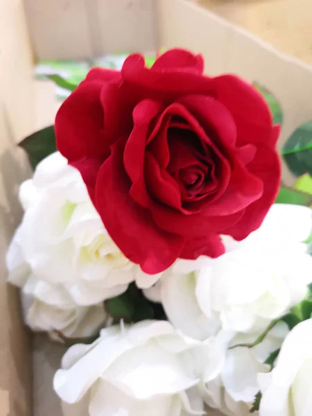 Bílá Červená Růže Květinové Aranžmá Krásná Kytice Ručně Vyrobené Umělé — Stock fotografie