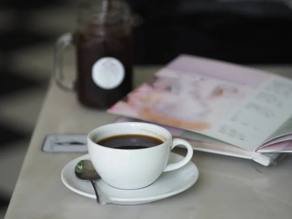 白杯中的浓缩咖啡 放在大理石桌子上的透明玻璃杯菜单上 — 图库照片