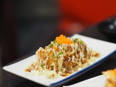 Japon usulü kızarmış somon soslu salata.