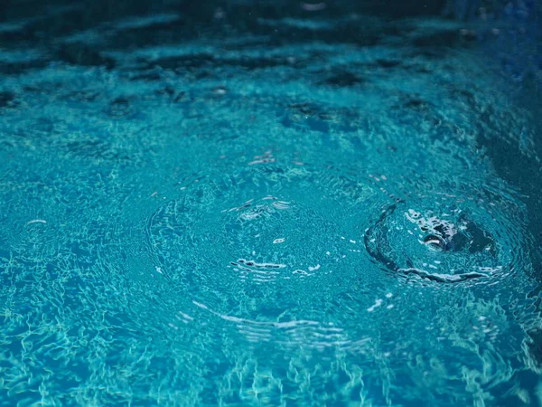 Gotas Chuva Caindo Água Azul Piscina Ondulações Fundo Sobre Textura — Fotografia de Stock