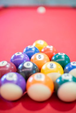 Bilardo topu kırmızı masa arka planda spor pub bar Oda kavramı üzerinde kumar etkinlik, oyun Yarışması.