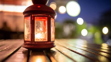 Soyut mum fener ışığı bulanıklık bokeh pub Restoran akşam yemeği arka plan kavramı ramazan kareem gece hayatı, ahşap masa üstü karanlık kapalı counter, mutlu bir çocukluk için ahşap tablo mübarek.