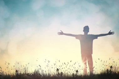 Mutlu adam sabah görüşünde ayağa kalkar. Hıristiyanlık, Tanrı 'ya iyi Cuma arkaplanından ilham verir. Şimdi bir adamın kendine güveni zirvede açık kollar doğanın tadını çıkarıyor güneş kavramı dünya bilgeliği eğlenceli umut
